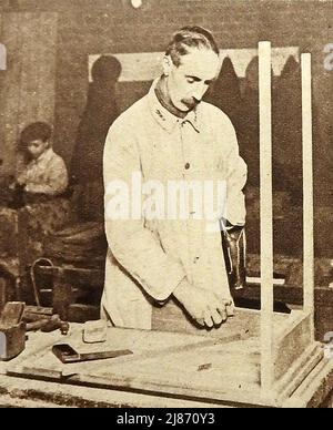 1. Weltkrieg - Rehabilitation von verletzten britischen Soldaten im Ersten Weltkrieg - Ein bewaffneter Mann im Zentrum für Rehabilitation von verletzten Soldaten in den Lord Roberts Memorial Workshops, Fulham, .jpg - 2J8 Stockfoto