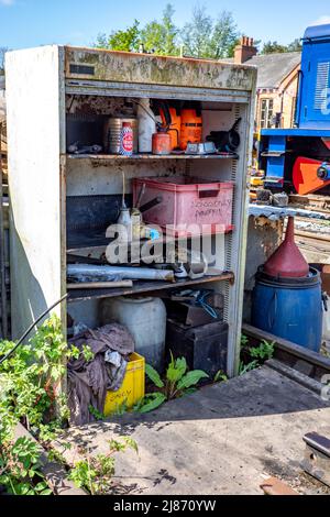 Reepham, Norfolk, Großbritannien – Mai 08 2022. Metallschrank mit Werkzeugen und Schmierstoffen zur Wartung und Reparatur von Dampfzügen Stockfoto