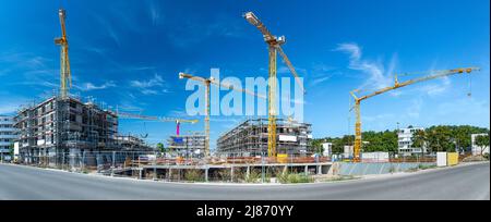 Breitbild-Panoramabild der großen Baustelle mit Kränen und Fundamenten Stockfoto