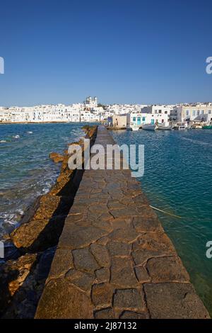 Der Kai des Dorfes Naousa in Paros, Kykladen, Griechenland Stockfoto