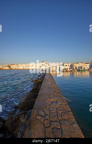 Der Kai des Dorfes Naousa in Paros, Kykladen, Griechenland Stockfoto