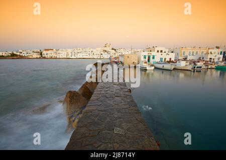 Der Kai des Dorfes Naousa in Paros, Kykladen, Griechenland Stockfoto