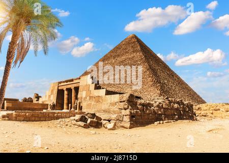 Mastaba von Seshemnefer IV. Und die Cheops-Pyramide, Ägypten, Gizeh Stockfoto