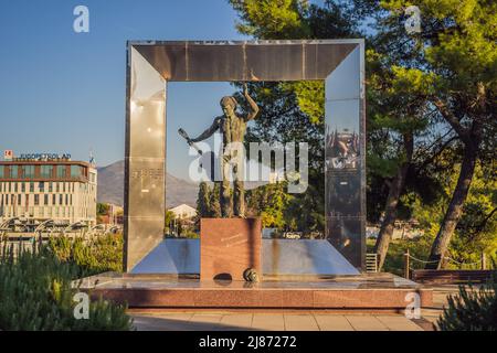 PODGORICA, MONTENEGRO - 29. OKTOBER 2021: Denkmal des berühmten russischen Sängers und Dichters Vladimir Semjonovich Vysotsky in Podgorica, Montenegro. Bildhauer Stockfoto