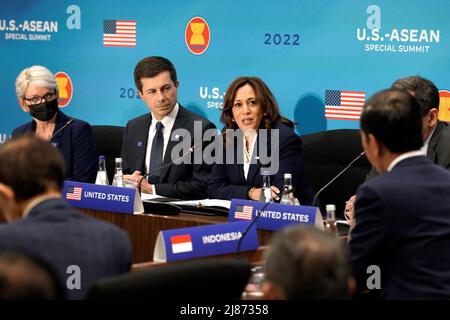 US-Vizepräsidentin Kamala Harris spricht neben Transportminister Pete Buttigieg während einer Plenarsitzung des US-ASEAN-Gipfels am 13. Mai 2022 im US-Außenministerium in Washington, DC. (Foto von Yuri Gripas/Pool/ABACAPRESS.COM) Stockfoto
