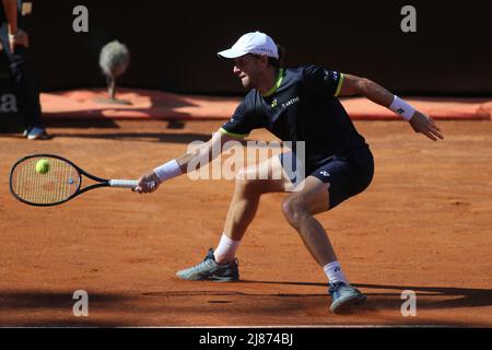 Rom, Italien. 13.. Mai 2022. ROM, ITALIEN - 13.05.2022: D.SHAPOVALOV (DAN) spielt gegen C.RUUD (NOR) während ihres Einzelspieles im Internazionali BNL D'Italia am 13. Mai 2022 im Foro Italico in Rom, Italien. Kredit: Unabhängige Fotoagentur/Alamy Live Nachrichten Stockfoto