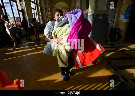 Prag, Tschechische Republik. 13.. Mai 2022. Ukrainische Kriegsflüchtlinge am Hauptbahnhof in Prag, Tschechische Republik, abgebildet am 13. Mai 2022. Quelle: VIT Simanek/CTK Photo/Alamy Live News Stockfoto