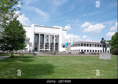 Dresden, Deutschland. 13.. Mai 2022. Passanten stehen vor dem Deutschen Hygienemuseum. Quelle: Sebastian Kahnert/dpa/Alamy Live News Stockfoto