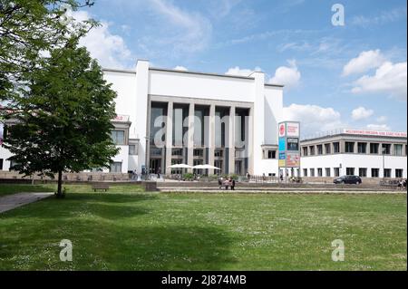 Dresden, Deutschland. 13.. Mai 2022. Passanten stehen vor dem Deutschen Hygienemuseum. Quelle: Sebastian Kahnert/dpa/Alamy Live News Stockfoto