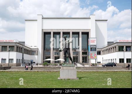 Dresden, Deutschland. 13.. Mai 2022. Passanten stehen vor dem Deutschen Hygienemuseum. Quelle: Sebastian Kahnert/dpa/Alamy Live News Stockfoto