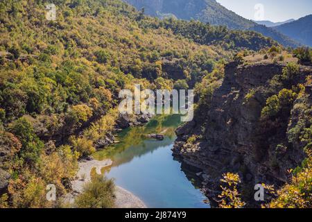 Montenegro, klares türkisfarbenes Wasser des Flusses Moraca in der grünen landschaft der moraca-Schlucht. Reisen Sie durch Montenegro Konzept Stockfoto