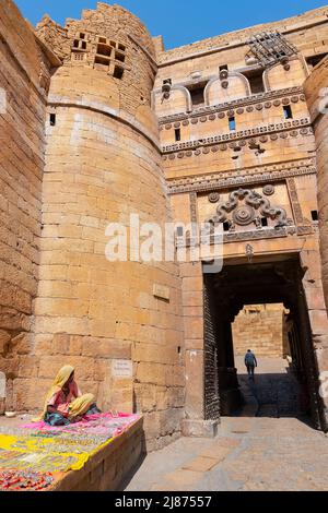 Jaisalmer, Rajasthan, Indien - 13. Oktober 2019 : Rajasthani Frau Verkauf von Schmuck in Tor und Marktplatz in Jaisalmer Fort . Beliebter Tourist Stockfoto