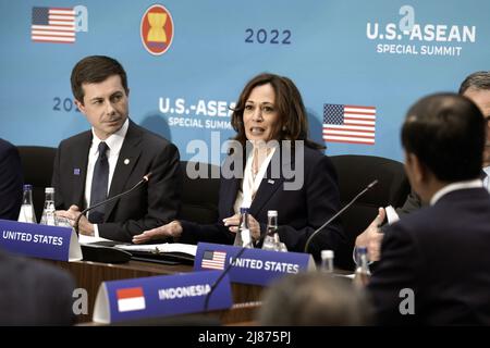 Washington DC, USA. 13.. Mai 2022. Die US-Vizepräsidentin Kamala Harris spricht neben dem Verkehrsminister Pete Buttigieg während einer Plenarsitzung des US-ASEAN-Gipfels am Freitag, dem 13. Mai 2022, im US-Außenministerium in Washington, DC. Foto von Yuri Gripas/UPI Credit: UPI/Alamy Live News Stockfoto