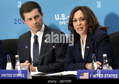Washington DC, USA. 13.. Mai 2022. Die US-Vizepräsidentin Kamala Harris spricht neben dem Verkehrsminister Pete Buttigieg während einer Plenarsitzung des US-ASEAN-Gipfels am Freitag, dem 13. Mai 2022, im US-Außenministerium in Washington, DC. Foto von Yuri Gripas/UPI Credit: UPI/Alamy Live News Stockfoto
