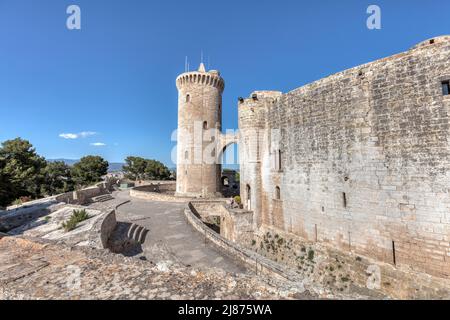 Burg Bellver (Castell de Bellver) Torre de Homenaje Turm Teil der frühen 14. Jahrhundert gotischen Burg auf einem Hügel mit Blick auf Palma Stadt, Mallorca Stockfoto