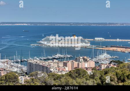 Kreuzfahrtschiff Costa Diadema im Hafen von Palma mit Blick von der auf einem Hügel gelegenen Festung Castle Bellver, Palma. Stockfoto