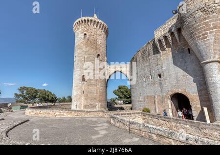 Burg Bellver (Castell de Bellver) Torre de Homenaje Turm Teil der frühen 14. Jahrhundert gotischen Burg auf einem Hügel mit Blick auf Palma Stadt, Mallorca Stockfoto