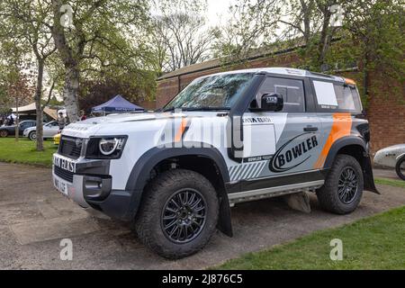 Bowler Challenge Defender ‘KM71 AZF’ auf der April Scramble im Bicester Heritage Center am 23.. April 2022 ausgestellt Stockfoto