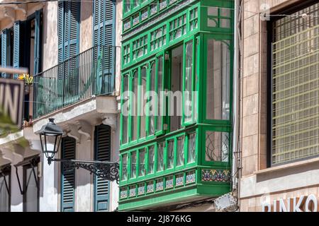 Dekorative und verzierte Fassade des historischen Jugendstils Can Roca-Gebäudes in Palma Mallorca Stockfoto