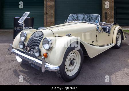 Elektrogener Oldtimer-Umbau von a1957 Morgan Series II 4/4, ausgestellt auf der April Scramble, die am 23. April 2022 im Bicester Heritage stattfand Stockfoto