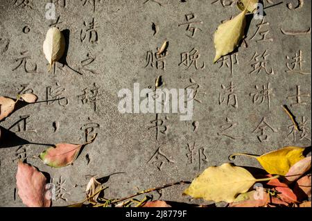 Eine Tabelle mit chinesischen Schriftzeichen in einem Stein gemeißelt. Hintergrund. Stockfoto
