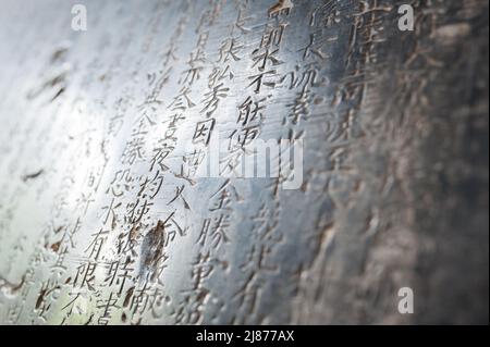 Eine Tabelle mit chinesischen Schriftzeichen in einem Stein gemeißelt. Hintergrund. Stockfoto