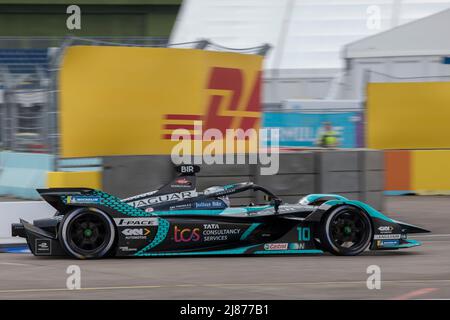 Berlin, 13.. Mai 2022. 2022 Shell Recharge Berlin E-Prix, 2021-22 ABB FIA Formel E Weltmeisterschaft, Tempelhof Airport Circuit in Berlin, Deutschland im Bild: #10 Sam BIRD (GBR) of Jaguar TCS Racing © Piotr Zajac/Alamy Live News Stockfoto