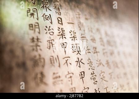 Eine Tabelle mit chinesischen Schriftzeichen in einem Stein gemeißelt. Hintergrund. Stockfoto