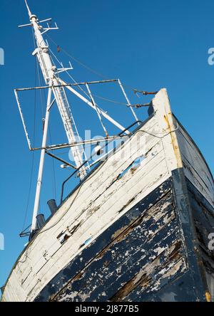 Altes verlassene Fischerboot mit blauem Himmel Stockfoto