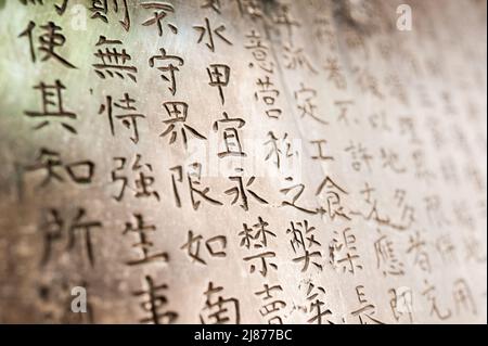 Eine Tabelle mit chinesischen Schriftzeichen in einem Stein gemeißelt. Hintergrund. Stockfoto
