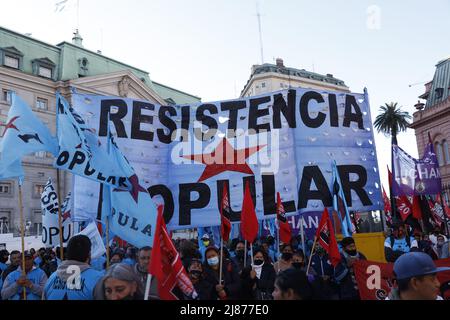 Buenos Aires, Argentinien. 12.. Mai 2022. Die Sozialorganisationen des Bundesmarsches hielten auf der Plaza de Mayo einen Akt unter dem Motto: Für Arbeit und Gehalt; gegen Hunger und Armut. (Bild: © Esteban Osorio/Pacific Press via ZUMA Press Wire) Stockfoto