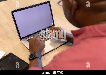 High-Angle-Ansicht von reifen afroamerikanischen Geschäftsmann mit Laptop mit Kopieplatz auf leerem Bildschirm Stockfoto