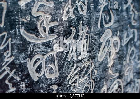 Eine Tabelle mit alten chinesischen Schriftzeichen in einem Stein gemeißelt. Hintergrund. Stockfoto