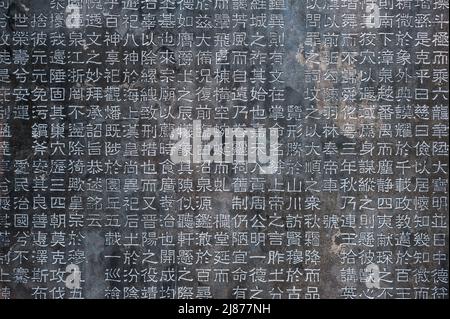 Eine Tabelle mit chinesischen Schriftzeichen in einem Stein gemeißelt. Hintergrund. Stockfoto