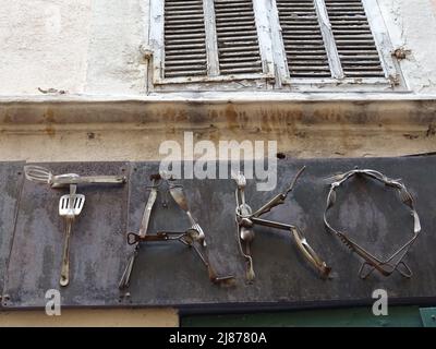 Restaurant-Schild mit verdrehten Silberwaren in paris, frankreich Stockfoto