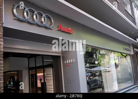 Audi Logo des deutschen Automobilherstellers und offizieller Autohändler in Spanien. Stockfoto