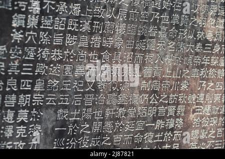 Eine Tabelle mit chinesischen Schriftzeichen in einem Stein gemeißelt. Hintergrund. Stockfoto