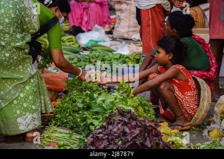 Rajpur Sonarpur, Westbengalen, Indien. 13.. Mai 2022. Ein Mädchen verkauft Gemüse auf einem Straßenmarkt in Kalkutta, da die indische Einzelhandelsinflation, gemessen am Verbraucherpreisindex (CPI), im April 2022 auf ein Acht-Jahres-hoch von 7,79 Prozent gestiegen ist, so Berichte indischer Medien. (Bild: © Sankhadeep Banerjee/ZUMA Press Wire) Quelle: ZUMA Press, Inc./Alamy Live News Stockfoto