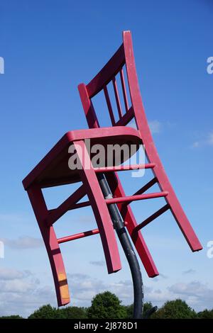 Großer roter Holzstuhl auf einem Metallmast in Frankreich als Dekor Stockfoto