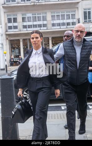 London, Großbritannien. 13.. Mai 2022. Rebekah Vardy kommt wegen ihrer Verleumdung mit Coleen Rooney, Coleen Rooney, der Ehefrau des Derby County Managers und ehemaligen englischen Fußballspielers Wayne Rooney, vor die Royal Courts of Justice, Und Rebekah Vardy, die Frau des Leicester City-Stürters Jamie Vardy, wird in einen Verleumdungskampf gesperrt, der auch als „Wagatha Christie“-Prozess bekannt ist, nachdem sie beschuldigt hatte, dass Frau Vardy falsche Geschichten über Frau Rooney an die Presse durchgesickert hatte. Kredit: Lucy North/Alamy Live Nachrichten Stockfoto