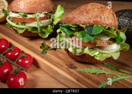 Gesunder Veganer Burger. Hamburger auf einem Holztisch. Stockfoto