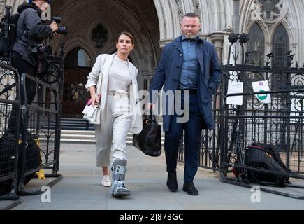 London, Großbritannien. 13.. Mai 2022. Coleen Rooney und Wayne Rooney verlassen die Royal Courts of Justice, nachdem sie ihren Verleumdungsfall mit Rebekah Vardy, Coleen Rooney, der Ehefrau des Derby County Managers und ehemaligen englischen Fußballspielers Wayne Rooney, Und Rebekah Vardy, die Frau des Leicester City-Stürters Jamie Vardy, wird in einen Verleumdungskampf gesperrt, der auch als „Wagatha Christie“-Prozess bekannt ist, nachdem sie beschuldigt hatte, dass Frau Vardy falsche Geschichten über Frau Rooney an die Presse durchgesickert hatte. Kredit: Lucy North/Alamy Live Nachrichten Stockfoto
