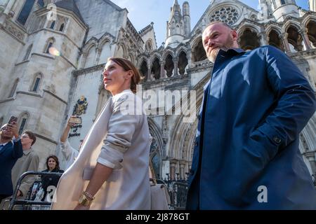 London, Großbritannien. 13.. Mai 2022. Coleen Rooney und Wayne Rooney verlassen die Royal Courts of Justice, nachdem sie ihren Verleumdungsfall mit Rebekah Vardy, Coleen Rooney, der Ehefrau des Derby County Managers und ehemaligen englischen Fußballspielers Wayne Rooney, Und Rebekah Vardy, die Frau des Leicester City-Stürters Jamie Vardy, wird in einen Verleumdungskampf gesperrt, der auch als „Wagatha Christie“-Prozess bekannt ist, nachdem sie beschuldigt hatte, dass Frau Vardy falsche Geschichten über Frau Rooney an die Presse durchgesickert hatte. Kredit: Lucy North/Alamy Live Nachrichten Stockfoto