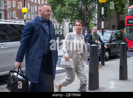 London, Großbritannien. 13.. Mai 2022. Coleen Rooney kommt wegen ihrer Verleumdung mit Rebekah Vardy, Coleen Rooney, der Ehefrau des Derby County Managers und ehemaligen englischen Fußballspielers Wayne Rooney, vor die Royal Courts of Justice, Und Rebekah Vardy, die Frau des Leicester City-Stürters Jamie Vardy, wird in einen Verleumdungskampf gesperrt, der auch als „Wagatha Christie“-Prozess bekannt ist, nachdem sie beschuldigt hatte, dass Frau Vardy falsche Geschichten über Frau Rooney an die Presse durchgesickert hatte. Kredit: Lucy North/Alamy Live Nachrichten Stockfoto