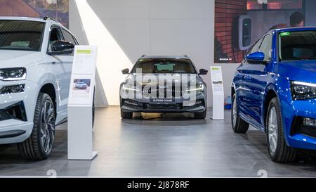Riga, Lettland, 29. April 2022: Skoda Superb Combi 2022 Modell auf Skoda Stand auf der Auto-Show. Vorderansicht. Stockfoto