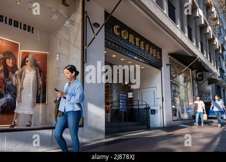 Madrid, Spanien. 04.. Mai 2022. Fußgänger laufen am spanischen Modegeschäft Cortefiel vorbei. (Foto: Xavi Lopez/SOPA Images/Sipa USA) Quelle: SIPA USA/Alamy Live News Stockfoto