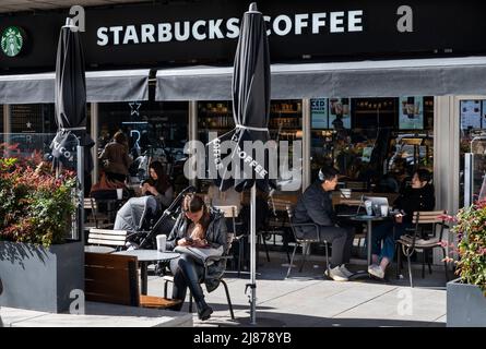 Madrid, Spanien. 20. April 2022. Gäste werden in der amerikanischen multinationalen Kette Starbucks Coffee Store in Spanien gesehen. (Foto: Xavi Lopez/SOPA Images/Sipa USA) Quelle: SIPA USA/Alamy Live News Stockfoto