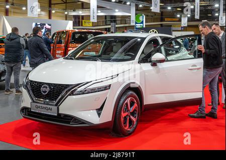 Riga, Lettland, 29. April 2022: Premiere des neuen Nissan Qashqai auf einer Automobilausstellung, Modell 2022, Vorderansicht Stockfoto