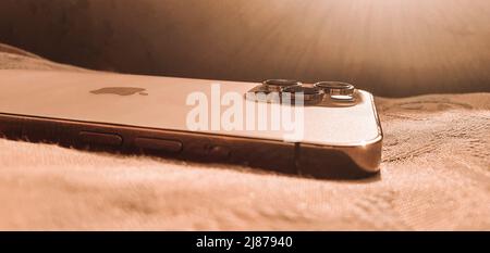 Die Rückseite eines goldenen Apple iphone - Neues iPhone auf weißem Hintergrund - elegantes Technologie-Gerät Stockfoto