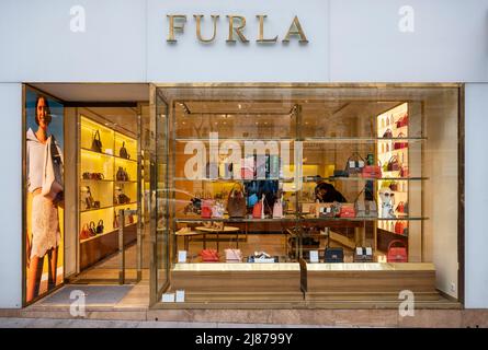 Madrid, Spanien. 04.. Mai 2022. Italienische Kleidung Luxusmarke Furla Store in Spanien. (Foto: Xavi Lopez/SOPA Images/Sipa USA) Quelle: SIPA USA/Alamy Live News Stockfoto